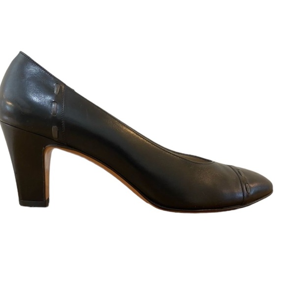 Salvatore Ferragamo Black Leather Pump - Picture 1 of 11